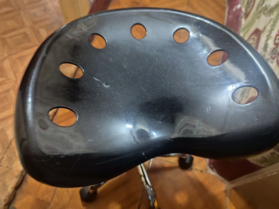 Banco com elevador e rodas