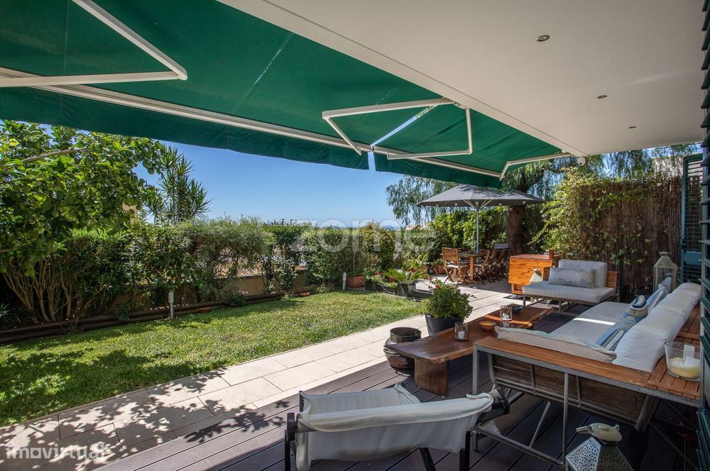 Moradia T5+2 com jardim, garagem e fabulosa vista de mar na Parede.