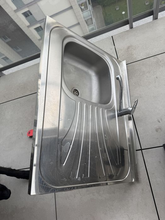 Zlewozmywak stalowy z kranem