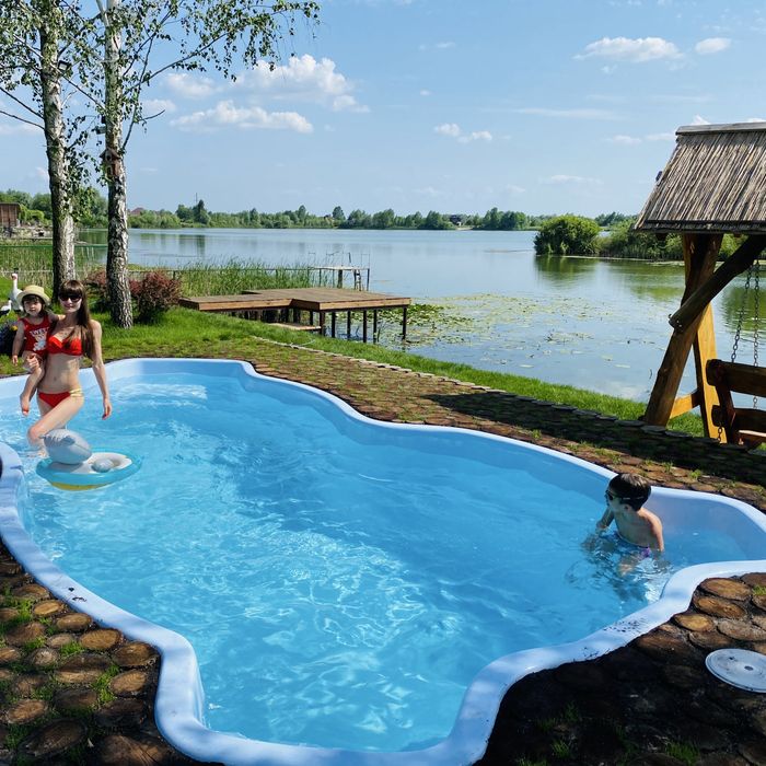 Дом с бассейном и банней на озере Мартышев. Киев. Осокорки.