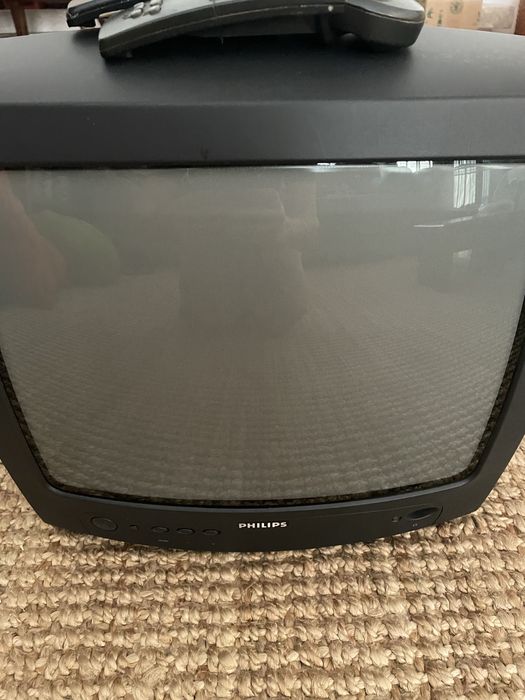 Televisor a funcionar Philips a funcionar com comando incluido