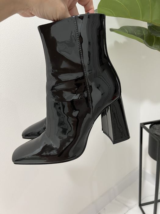 Ботінки H&M стильно дивляться на ніжці