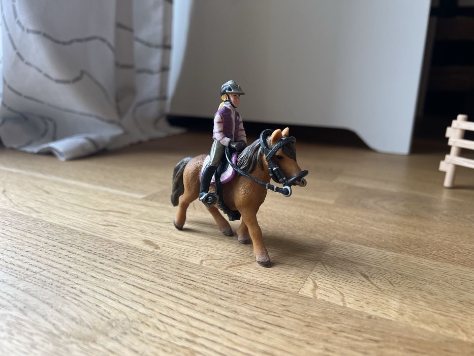 Zestaw schleich plac do jazdy z zadaszeniem