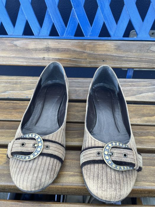 Sapato castanho com fivela, salto baixo