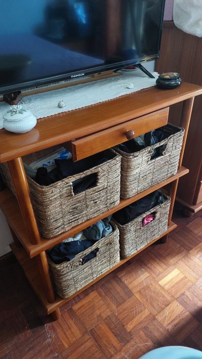 Mesa em madeira maciça pinho mel e cestos