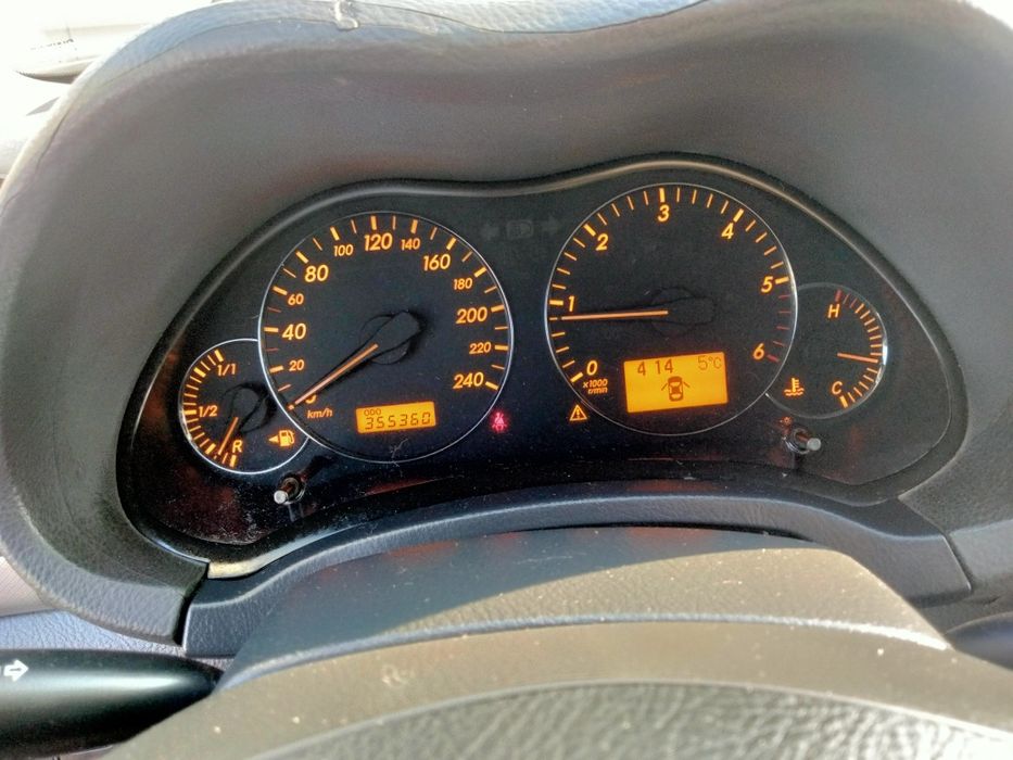 Тойота  Авенсіс .