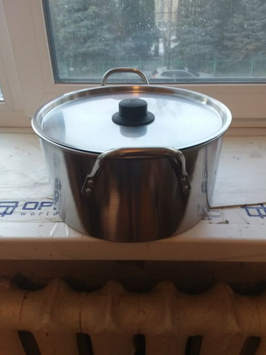Новая кастрюля на 7 литров с нержавейки.