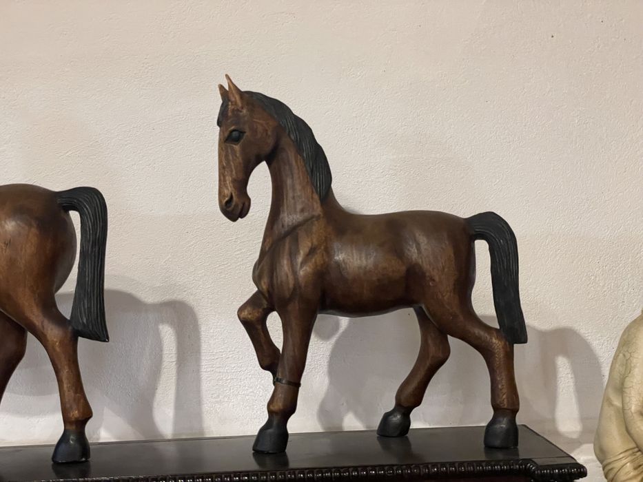 Cavalos de madeira de grandes dimensoes