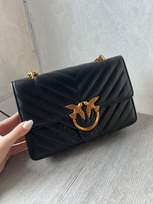 Чорна сумка від бренду Pinko