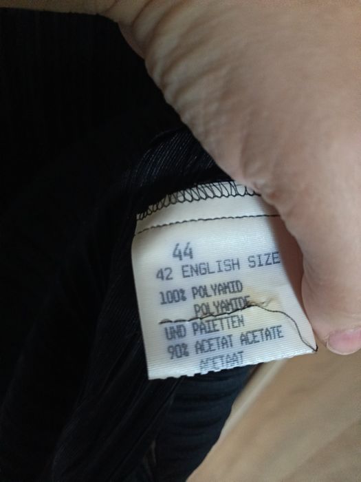 Zjawiskowa sukienka plisowana z cekinami