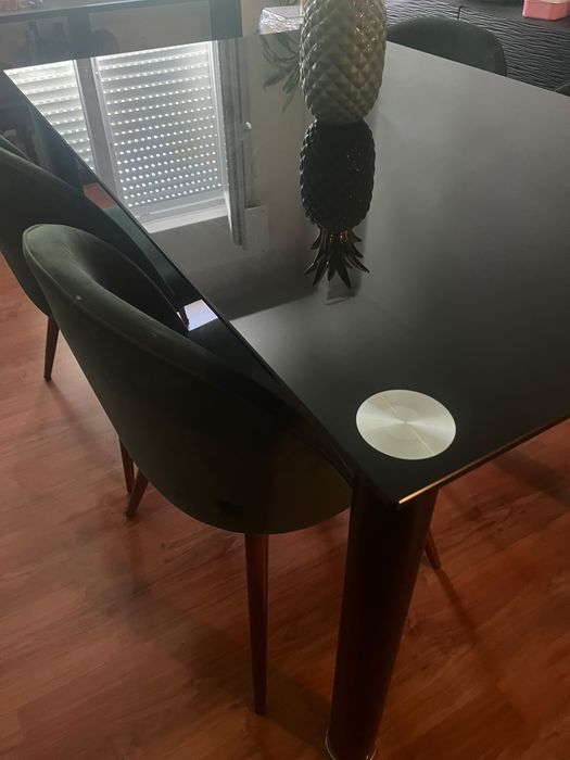 Conjunto de mesa retangular de vidro temperado (140x90) e 4 cadeiras de veludo verde
