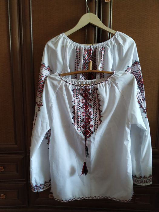 Є двоє вишивонок для дівчат