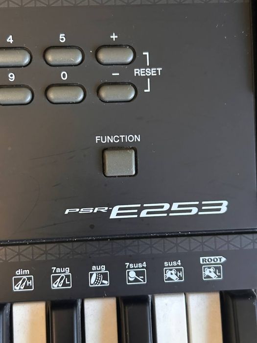 Синтезатор Yamaha PSR E253
