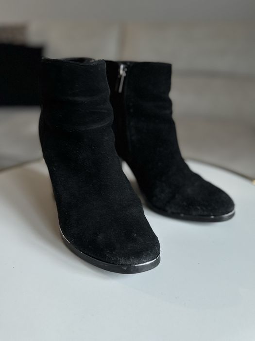 Czarne zamszowe botki na grubym obcasie Reserved 39