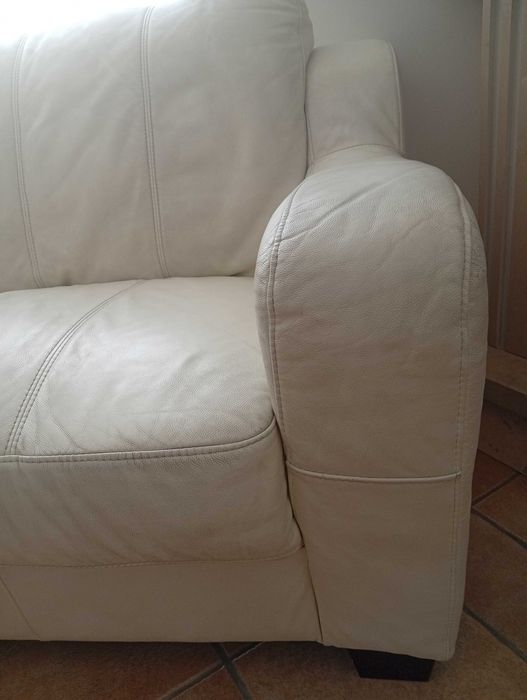 Sofa pele beje 4 lugares em bom estado