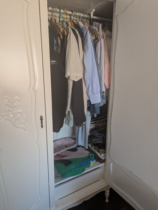 Roupeiro antigo lacado de branco. 3 portas e 3 gavetas.