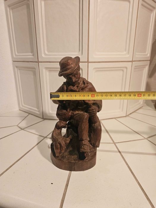 Stara ręcznie wykonana drewniana figurka wędrowca z psem 28 cm