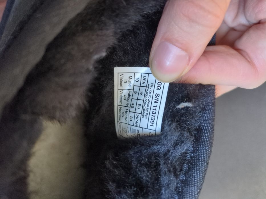 Czarne UGG Classic Ultra Mini 43