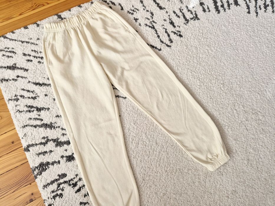 Kremowe spodnie Sinsay XS 34 spodenki dresy