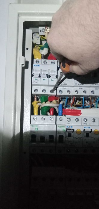 Дежурный электрик, аварийный вызов все районы Киева.