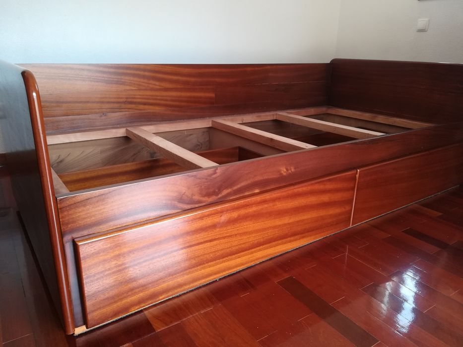 Cama de solteiro em madeira maciça