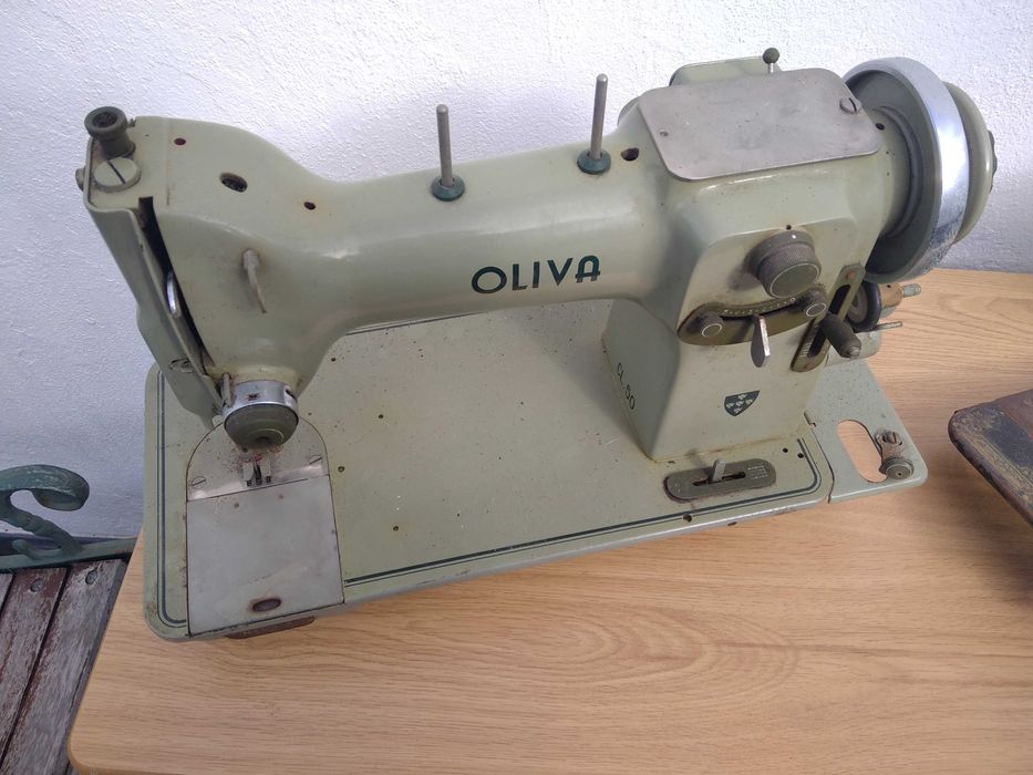 Máquinas de costura antigas OLIVA e SINGER