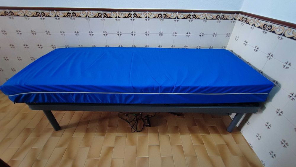 Cama articulada elétrica com comando e colchão
