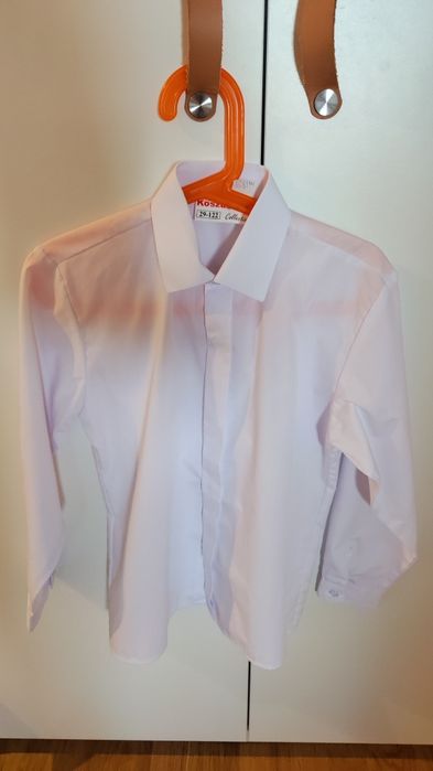 Biała koszula chłopięca z długim rękawem r.122 slim, z plisą zasłaniająca guziki, elegancka, uroczystości, założona raz lub dwa, darmowa dostawa