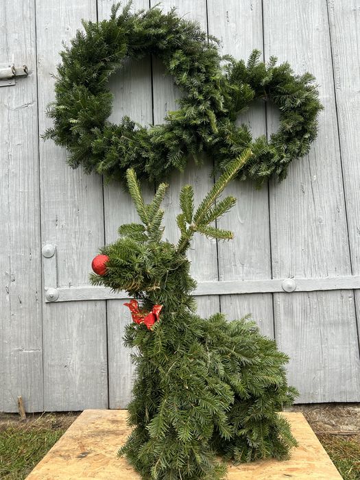 Олень, віночки згілочок ялини декор