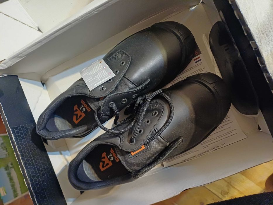 Nowe wiązane robocze buty.