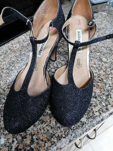 Sapatos brilhantes para festas