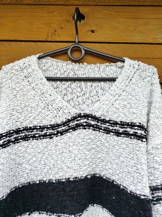 Sweter z dekoltem V