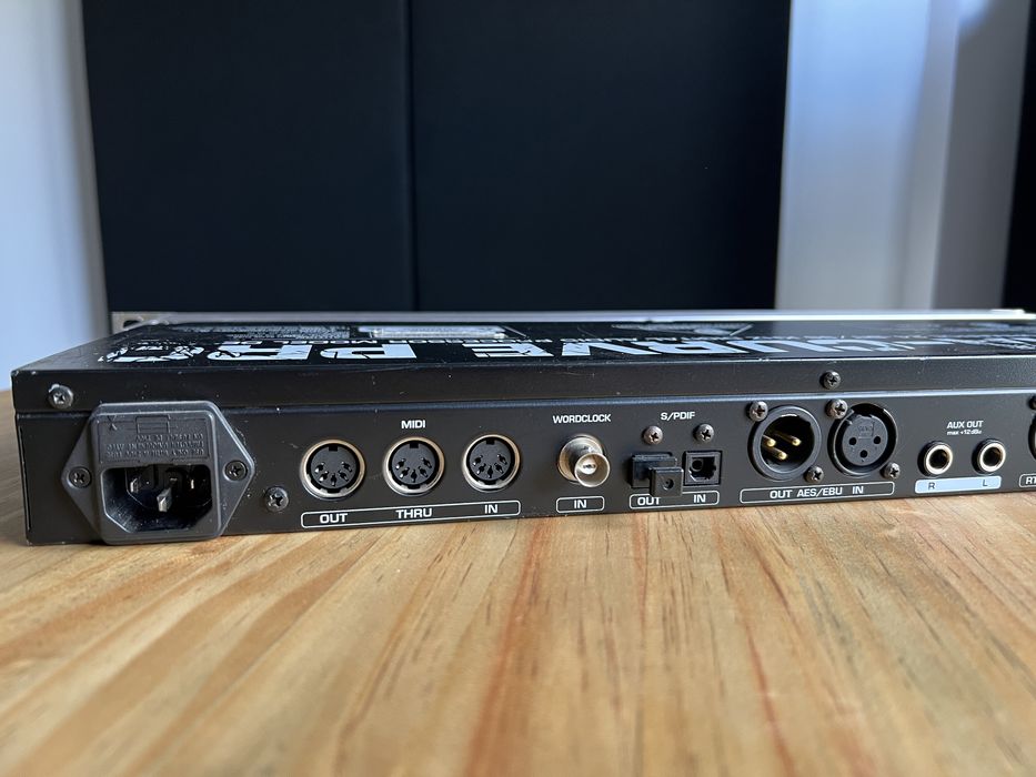 Equalizador Behringer DEQ2496 Ultra-Curve Pro EQ - bom estado