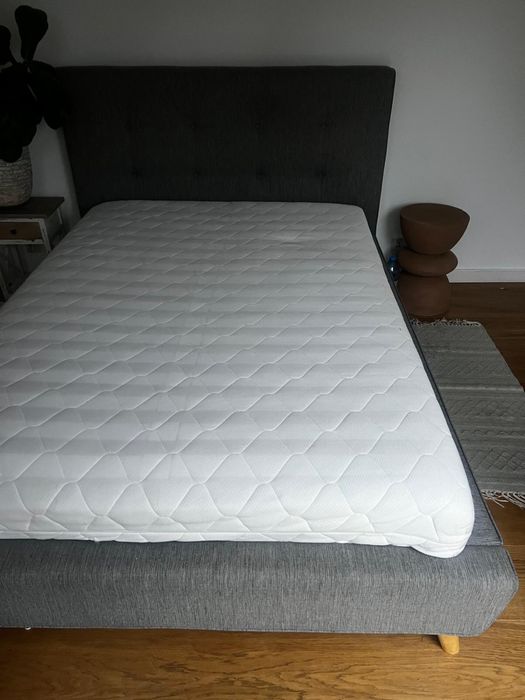 Łóżko tapicerowane do stpialni z materacem i stelażem