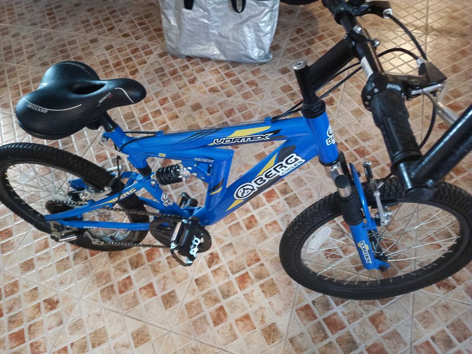 Bicicleta BTT Berg Junior Suspensão à frente e atrás. Bom estado.