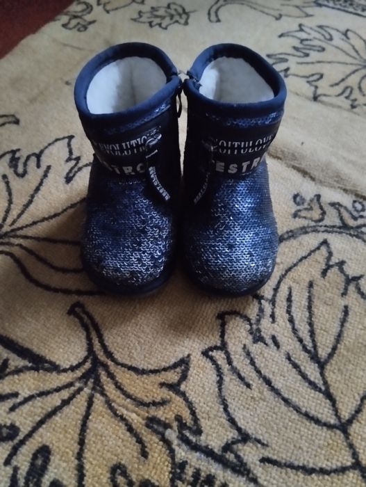 Продам взуття для дівчинки зима