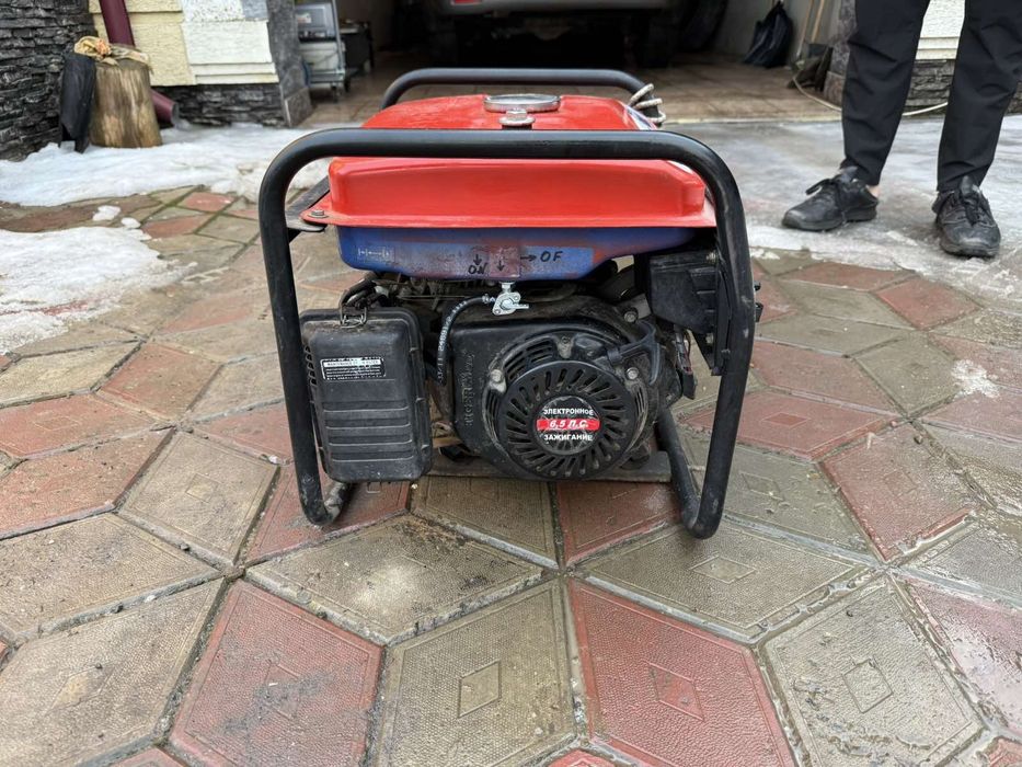 Бензиновий генератор