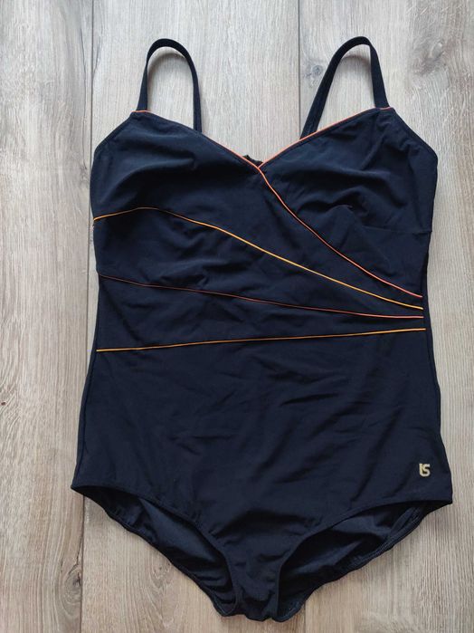 Шикарный фирменный слитный купальник р. 66-68 черный цвет