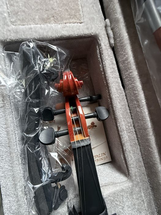 Скрипка НОВА у використанні не була