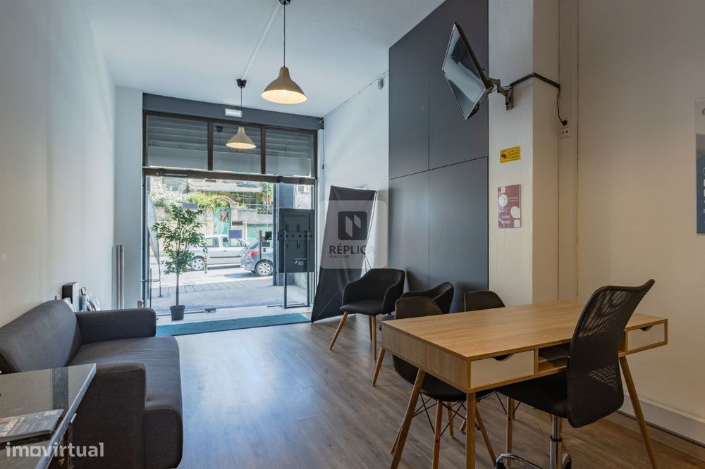 Loja de 670m2 com Garagem no Centro do Porto | Comércio ou Serviços