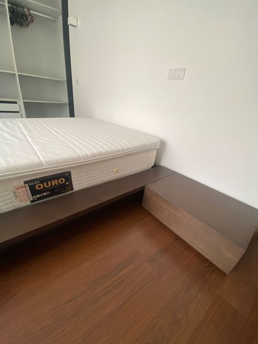 Cama em wengue, colchão e sobre colchão
