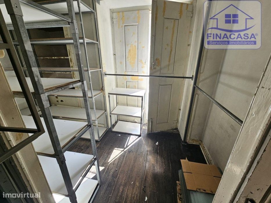 Prédio com 2 habitações e 1 loja de comércio - Baixa de Setúbal