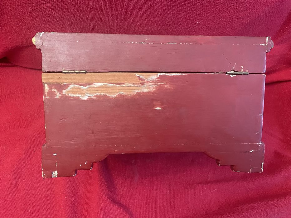 Caixa de madeira antiga pintada à mão