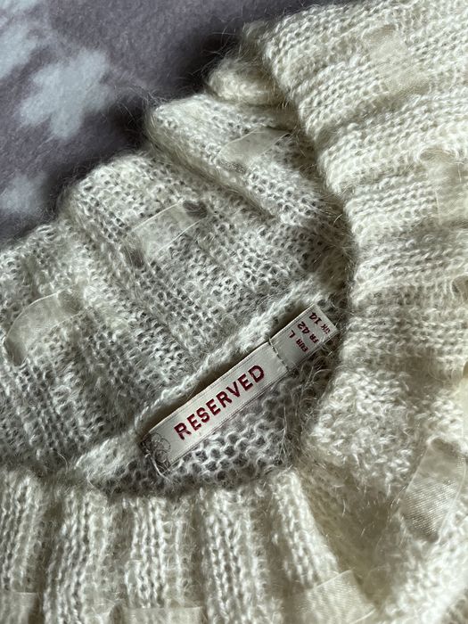 Delikatny sweterek z perełkami Reserved