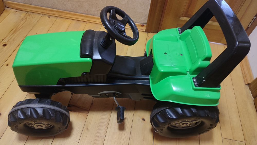 Дитячий трактор,для діток які люблять велику техніку та рух