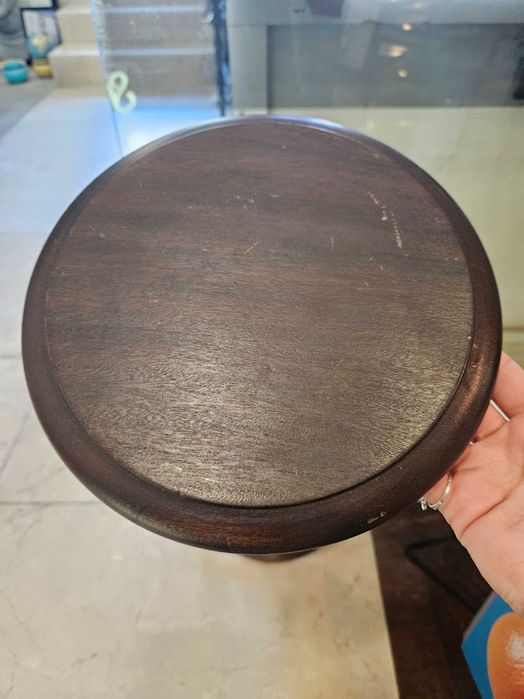 Coluna de madeira maciça para colocar vasos