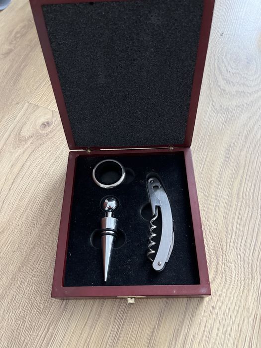 Zestaw akcesoriów do serwowania wina.