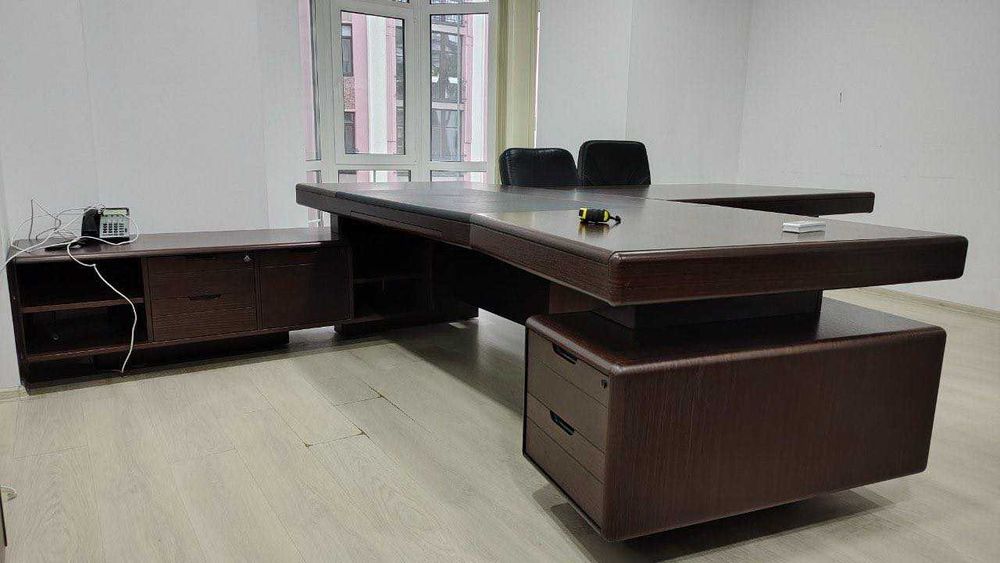 стол менеджера руководителя много