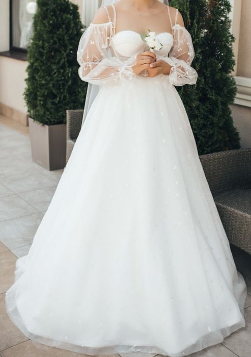 Весільна сукня.