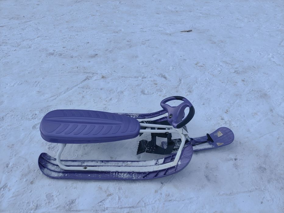 Санки на лыжах с тормозами и рулём.